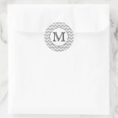 Uw brief. Gray Zigzag Pattern Monogram. Ronde Sticker (Tas)