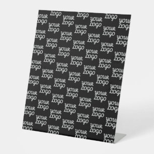 Uw Logo Eenvoudig herhalend Logo-patroon Reclamebord Met Voetstuk