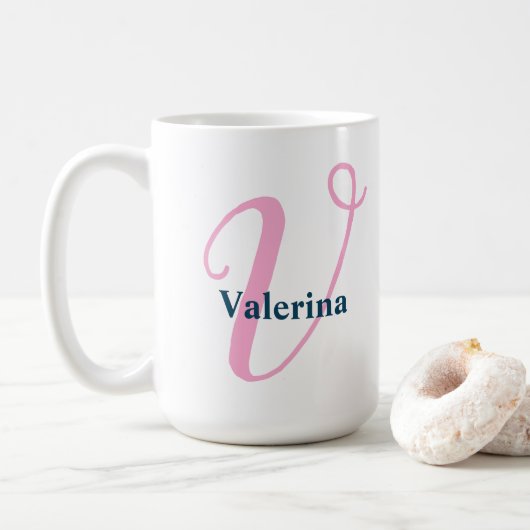 "V" Roze Fancy Script Monogram met Navy Name Koffiemok (Met donut)