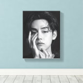 V-tae the most handsome korean man canvas afdruk (Insitu (Houten vloer))