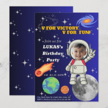 V Voor Victory V Voor Plezier Astronaut Jongen Ver