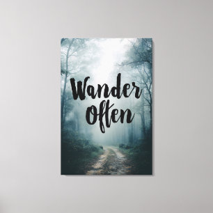 Vaak Wandelend door Mistig Bospad Quote Canvas Afdruk