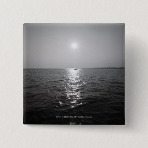 Vaartuig op afstand op zee vierkante button 5,1 cm