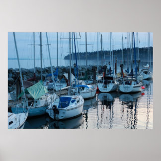 vaartuigen langs het strand in twilight poster