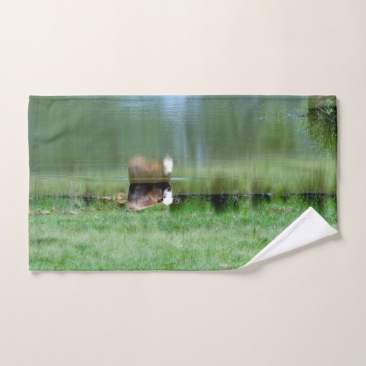 Vache Baignant Dans Un Étang (Serviette à main)