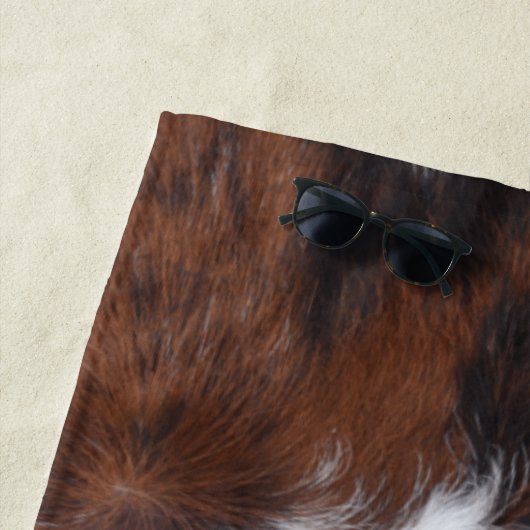 vache cache brun blanc serviette de plage (En situation)