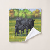 Vache d'Angus noir et veau mou en pâturage d'été (Gant de toilette)