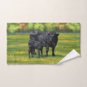 Vache d'Angus noir et veau mou en pâturage d'été (Serviette à main)
