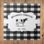 Vache de ferme de Buffalo noir décorée<br><div class="desc">Personnalisez un carrelage unique avec ce carrelage décoratif rustique Black Buffalo Plaid Farm Cow. La conception de carreaux comprend une vache de ferme sur une étiquette élégante et du texte personnalisé pour vous de personnaliser avec votre nom de famille contre un arrière - plan motif en vichy. Autres éléments de...</div>