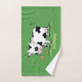 Vache mignonne en vert dessin animé sur le terrain (Serviette à main)