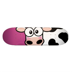 Vache rougissante sur le skateboard rose