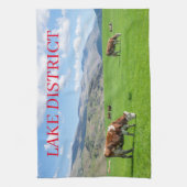 Vaches du district du lac broutant la serviette de (Vertical)