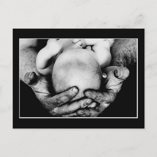 Vader beschermt handen briefkaart (Voorkant)