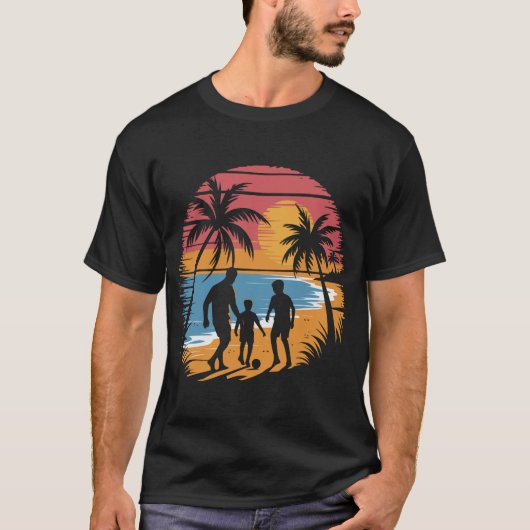 Vader en twee zoons voetballen op het strand t-shirt (Voorkant)