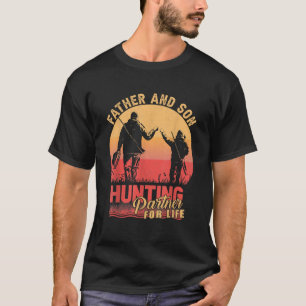 Vader en zoon jaagende partners boeddies voor het t-shirt