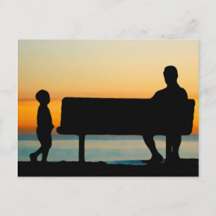 Vader en zoon kijken naar zonsondergang briefkaart