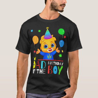 Vader van de jarige jongen viert feest met Lucas G T-shirt
