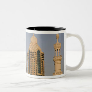 VAE, Dubai. Minaret van moskee in Al Wasl, met Tweekleurige Koffiemok