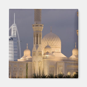 VAE, Dubai. Moskee 's avonds met Burj al Arab Magneet