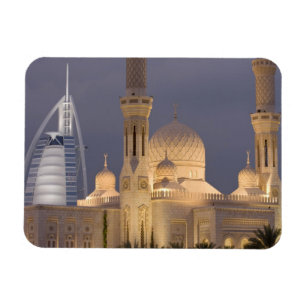 VAE, Dubai. Moskee 's avonds met Burj al Arab Magneet