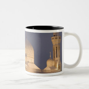 VAE, Dubai. Moskee 's avonds met Burj al Arab Tweekleurige Koffiemok