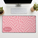 Vague rétro : Motif de tableau de bord rose modern<br><div class="desc">Élevez votre espace de travail avec ce Motif de tableau de bord moderne Wavy personnalisé Mat de bureau. Ce tapis présente une torsion ludique sur un damier classique, mis en vie avec un motif ondulant ondulé dans les tons de rose vif. La fonction personnalisée offre une touche d'individualité supplémentaire, ce...</div>