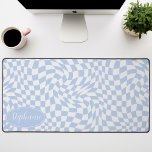 Vague rétro : Panneau de contrôle bleu Vavy modern<br><div class="desc">Élevez votre espace de travail avec ce Motif de tableau de bord moderne Wavy personnalisé Mat de bureau. Ce tapis présente une torsion ludique sur un damier classique, mis en vie avec un motif ondulant à vagues dans les tons bleu et crème. La fonction personnalisée offre une touche d'individualité supplémentaire,...</div>