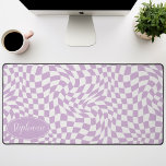 Vague rétro : Panneau de contrôle moderne violet W<br><div class="desc">Élevez votre espace de travail avec ce Motif de tableau de bord moderne Wavy personnalisé Mat de bureau. Ce tapis présente une torsion ludique sur un damier classique, mis en vie avec un motif ondulant à vagues dans les tons violet et crème. La fonction personnalisée offre une touche d'individualité supplémentaire,...</div>
