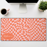 Vague rétro : Panneau de contrôle orange moderne<br><div class="desc">Élevez votre espace de travail avec ce Motif de tableau de bord moderne Wavy personnalisé Mat de bureau. Ce tapis présente une torsion ludique sur un damier classique, mis en vie avec un motif ondulant à vagues dans les tons orange et rose. La fonction personnalisée offre une touche d'individualité supplémentaire,...</div>