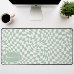Vague rétro : Panneau de contrôle vert de la menth<br><div class="desc">Élevez votre espace de travail avec ce Motif de tableau de bord moderne Wavy personnalisé Mat de bureau. Ce tapis présente une torsion ludique sur un damier classique, mis en vie avec un motif ondulant à vagues dans les tons vert menthe et crème. La fonction personnalisée offre une touche d'individualité...</div>