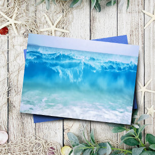 Vagues bleues se brisant sur la plage, intérieur v