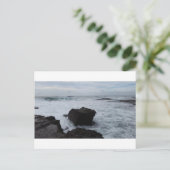 Vagues contre les rochers carte postale (Debout devant)