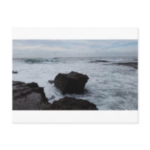 Vagues contre les rochers carte postale