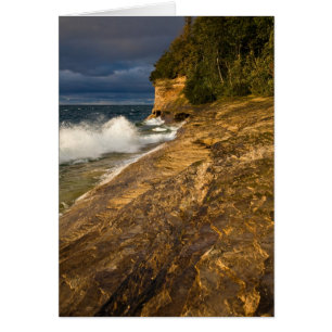 Vagues se brisantes de temps orageux