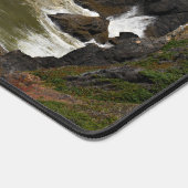 Vagues s'écrasant sur la côte rocheuse (Coin)