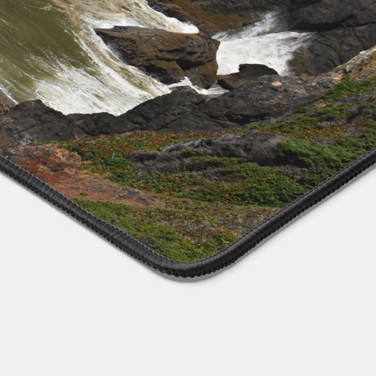 Vagues s'écrasant sur la côte rocheuse (Coin)