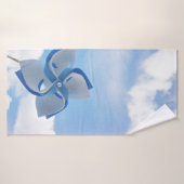 Vaisseau blanc et bleu sous ciel nuageux