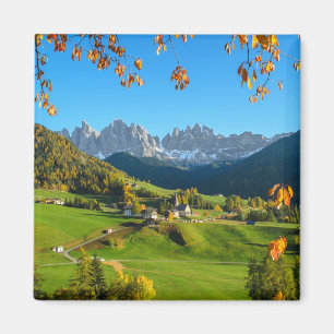 Val di Funes vallée avec aimant aux feuilles d'aut