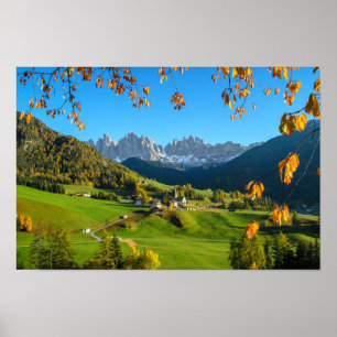 Val di Funes vallei met poster van herfstbladeren