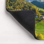 Val di Funes valley met herfstbladeren mousepad Muismat (Hoek)