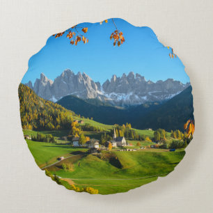 Val di Funes valley met vallei rond kussen