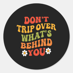 Val niet over wat er achter je esthetische quotes ronde sticker