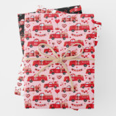 Valentijn vrachtwagens op roze, wit en zwart inpakpapier vel (In situ)