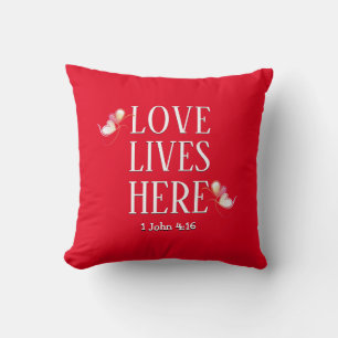 Valentijnsdag LOVE LIVES HERE Custom Text RED Kussen
