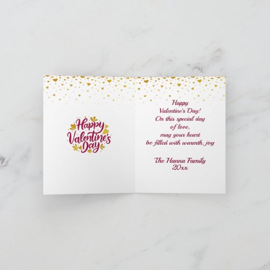 Valentijnsdag met rode initiaal en gouden hart (Binnen)