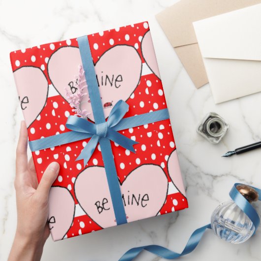 Valentijnsdag ompakken is een pijnlijk rood hart cadeaupapier (Geschenken)