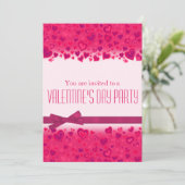 Valentijnsdag party roze harten uitnodiging (Staand voorkant)