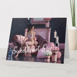 Valentijnsdag Schoonheid in Ondergoed op de Bank Kaart