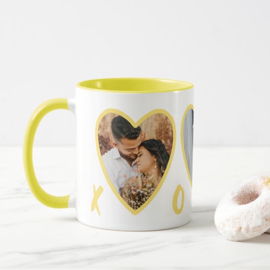 Valentines modernes Coeurs Jaunes Photo Mug (Avec donut)