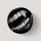 VAMPIRE FANGS RONDE BUTTON 3,2 CM (Voorkant)